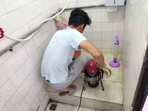 天长管道堵塞冒臭气 专业师傅现场解决问题