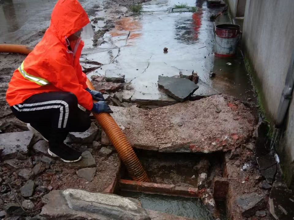 天长专业清理污水池 炜誉市政以规范流程守护城市 “肠道”